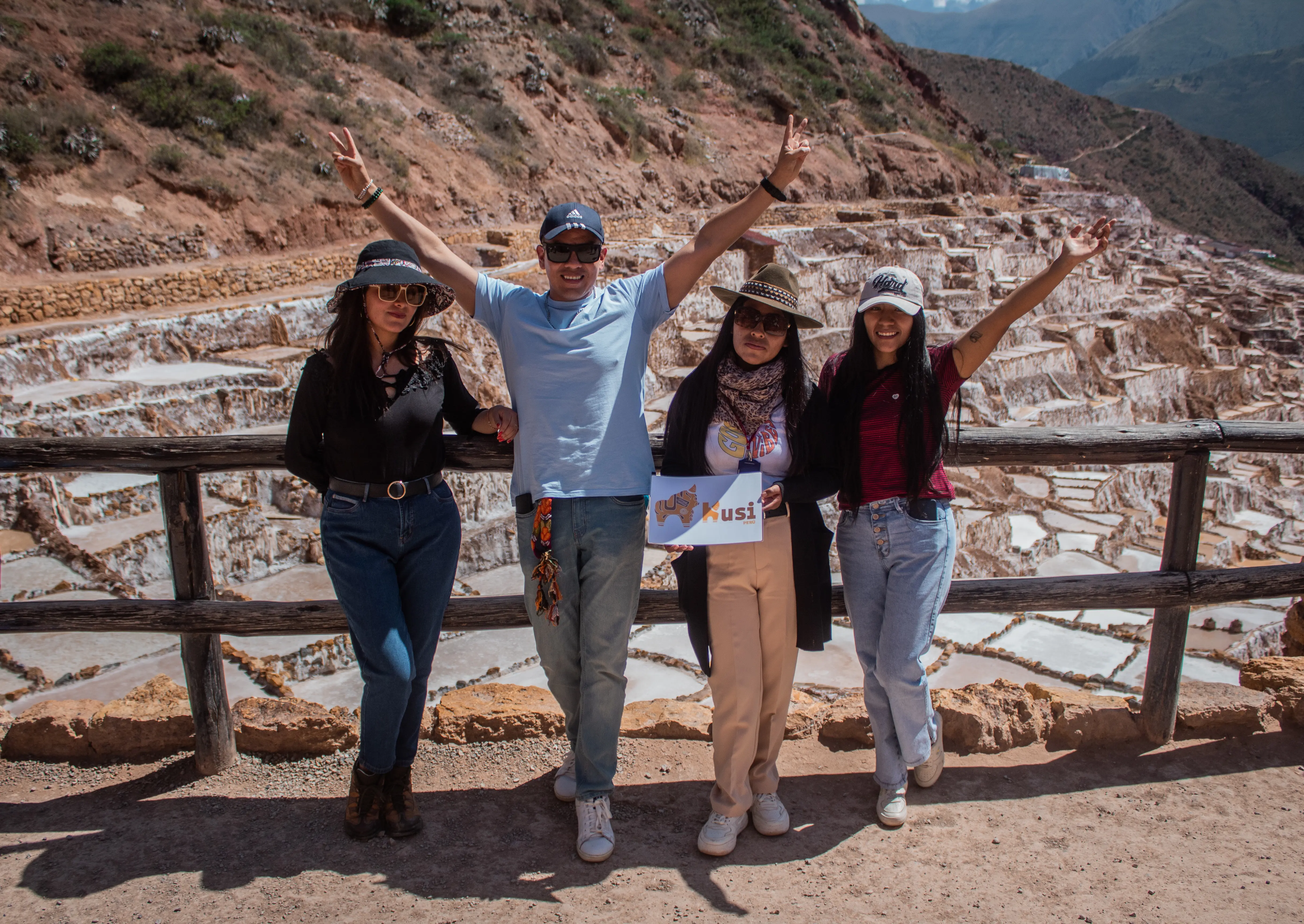 Turistas en la Salineras de Maras